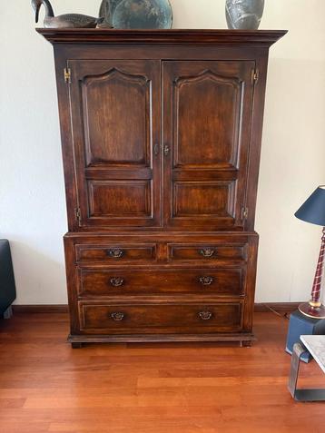 Antieke houten kast met deuren en lades beschikbaar voor biedingen