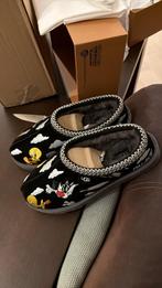 Palace x UGGS Pantoffels EU43, Ophalen of Verzenden, Nieuw, Zwart, Pantoffels of Sloffen