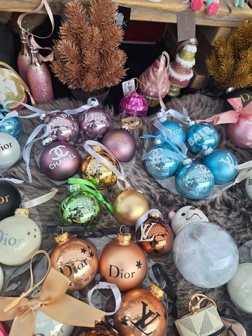 Kerstballen Dior louis vuitton BALR.Chanel kerst🎄🎄🎄 
 beschikbaar voor biedingen