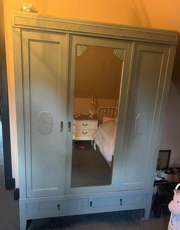 Prachtige unieke kledingkast beschikbaar voor biedingen