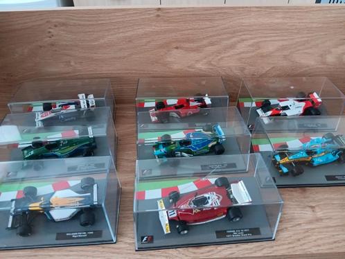 Formule 1 schaalmodel in vitrine, Hobby en Vrije tijd, Modelauto's | 1:43, Zo goed als nieuw, Auto, Overige merken, Ophalen of Verzenden