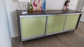 Grijze lage schuifdeurkast beschikbaar voor biedingen