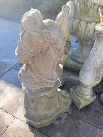 Betonnen tuinbeeld paard foto 1 t/m 3 beschikbaar voor biedingen