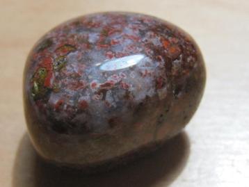 ede. aparte edelsteen CINNABER IN PERIODOTIET (5) (zeldzaam) beschikbaar voor biedingen