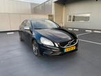 Volvo S60 1.6 T3 R-design 2013 Zwart, Auto's, 1402 kg, Zwart, 4 cilinders, 150 pk