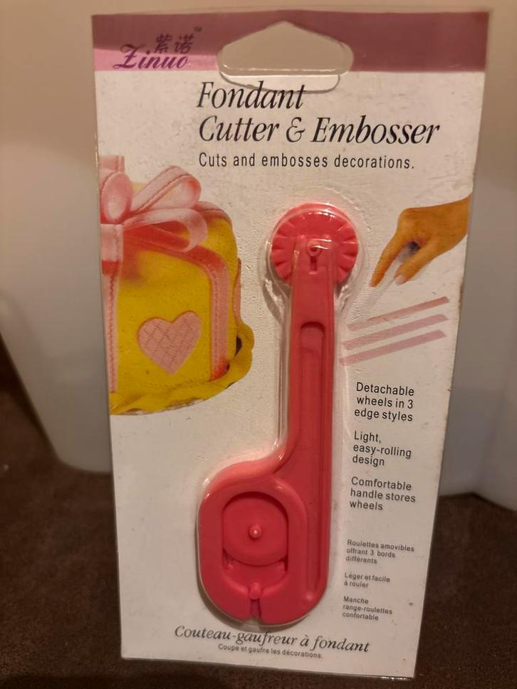 Fondant Snijder & Embosser - Nieuw in verpakking!, Hobby en Vrije tijd, Taarten en Cupcakes maken, Nieuw, Versiering, Taarten of Cupcakes