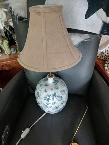AntiekeStaande lamp beschikbaar voor biedingen