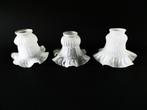 3 Matglazen lampenkapjes rokmodel geschulpt, Antiek en Kunst, Antiek | Lampen, Ophalen of Verzenden