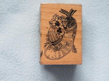Mooie houten stempel met strohoed met bloemen beschikbaar voor biedingen