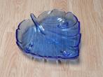 Blauwe glazen (fruit)schaal in de vorm van een druivenblad., Huis en Inrichting, Schaal, Nieuw, Ophalen of Verzenden, Glas