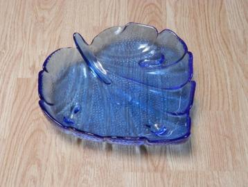 Blauwe glazen (fruit)schaal in de vorm van een druivenblad.  beschikbaar voor biedingen