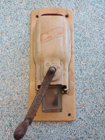 Koffiemolen antiek pede beschikbaar voor biedingen