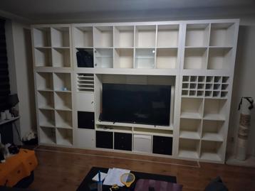 Grote witte wandkast TV met veel opbergruimte en extras Ikea beschikbaar voor biedingen