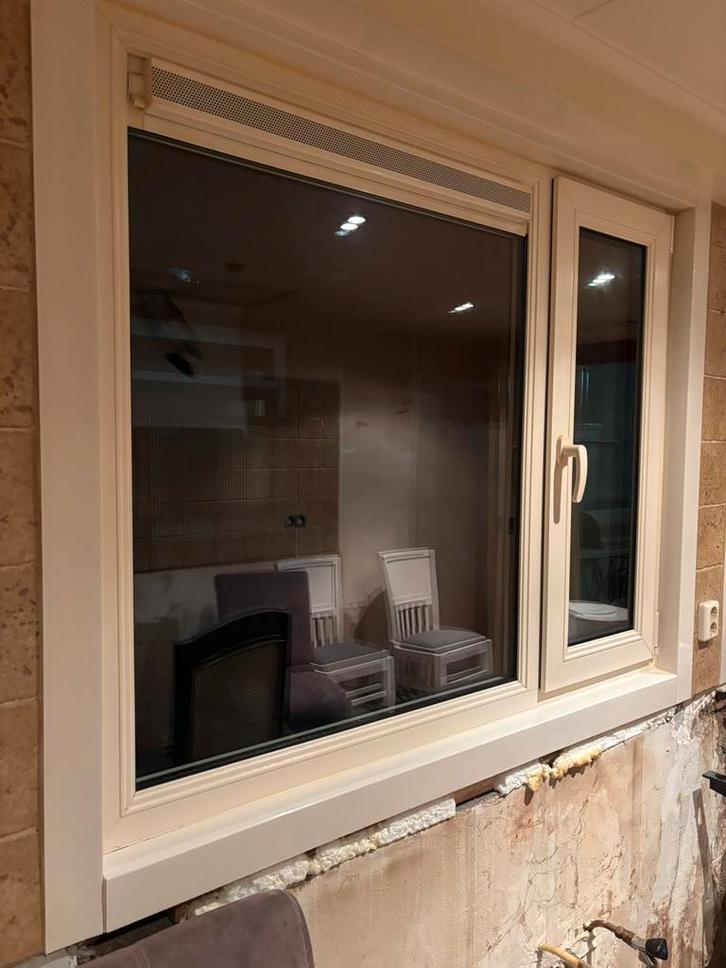 2 Kunststof ramen(voor 15 november moeten ze weg!!!!), Doe-het-zelf en Verbouw, Kozijnen en Schuifpuien, Zo goed als nieuw, Raamkozijn