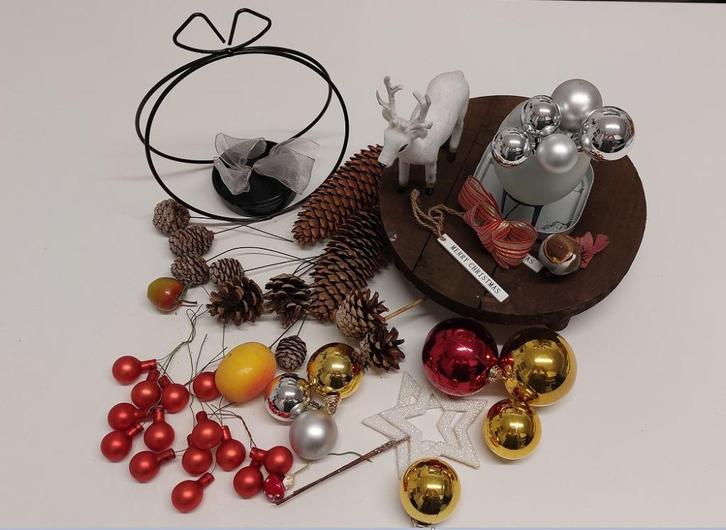 (822)  Doos vol voor kerststukjes te maken, Diversen, Kerst, Zo goed als nieuw, Ophalen of Verzenden