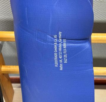 8 dikke oefenmatten. 4x blauw en 4x zwart. beschikbaar voor biedingen