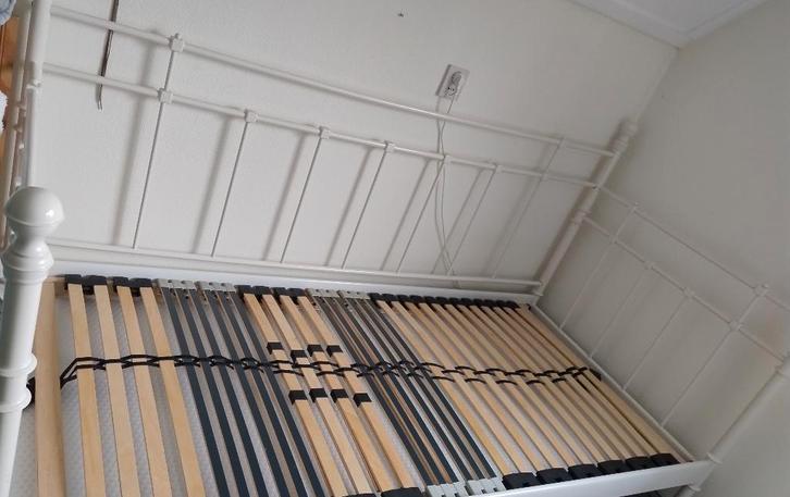 Wit metalen spijlenbed inclusief lattenbodem, Huis en Inrichting, Slaapkamer | Bedden, Gebruikt, Eenpersoons, 90 cm, 200 cm, Metaal