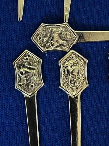 19 eenvoudige cocktailprikkers met dierenriemmotief beschikbaar voor biedingen