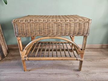 Vintage rotan / riet bijzettafel/ salontafel/ bijzettafel beschikbaar voor biedingen