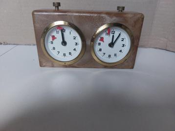 kleine vintage schaakklok beschikbaar voor biedingen