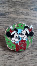 Disney pin Puk en Max Mouse in kerstkrans - 3cm, Ophalen of Verzenden, Mickey Mouse, Zo goed als nieuw, Knuffel