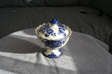 Antieke zeer mooie aardewerk prachtige potten met deksel   beschikbaar voor biedingen