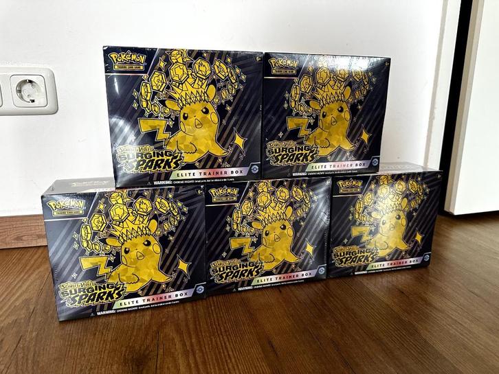 Pokemon Surging Sparks ETB - 2x Nieuw in Seal! 2 OVER!!, Hobby en Vrije tijd, Verzamelkaartspellen | Pokémon, Nieuw, Speeldeck