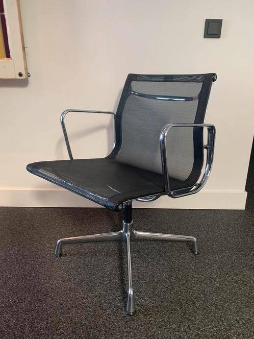 Vitra EA108 netweave conference chair, Huis en Inrichting, Bureaustoelen, Zo goed als nieuw, Bureaustoel, Zwart, Ergonomisch, Ophalen