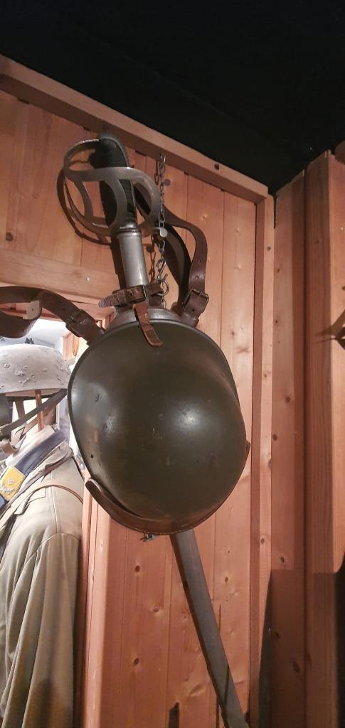 Helmdrager leer met Cavaleriesabel, sabeldrager en helm, Verzamelen, Militaria | Algemeen, Landmacht, Helm of Baret, Nederland