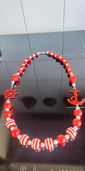 Vintage rood-witte zomerse ketting, zilveren slotje, jr. '60 beschikbaar voor biedingen