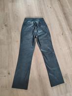 Zwarte lederlook broek, in nieuwstaat, Kleding | Dames, Broeken en Pantalons, Maat 38/40 (M), Zwart, Ophalen of Verzenden, Zo goed als nieuw
