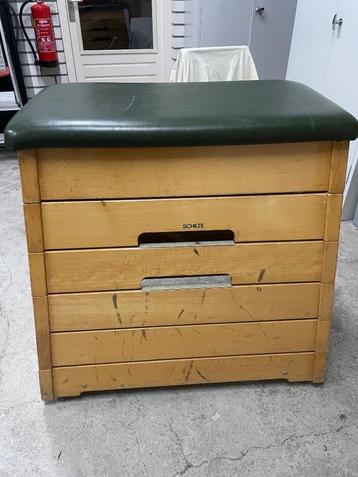Vintage Turn kast beschikbaar voor biedingen