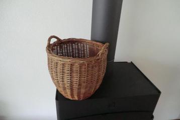 rieten mand - met hengels beschikbaar voor biedingen