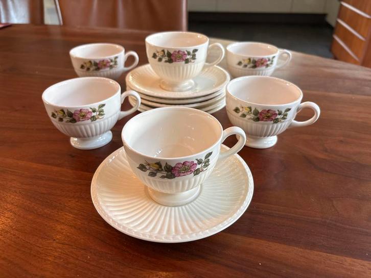 Wedgwood Briar Rose Kop en Schotel Set met gebaksschaal, Huis en Inrichting, Keuken | Servies, Zo goed als nieuw, Kop(pen) en/of Schotel(s)