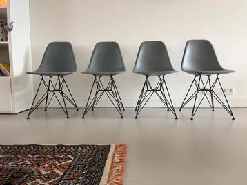 2x Vitra eames stoelen moss grey zwart dsr beschikbaar voor biedingen