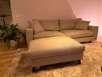 Lichtgrijze bank met hocker van Goossens (2 jaar oud), Ophalen, Driepersoons, 75 tot 100 cm, Zo goed als nieuw