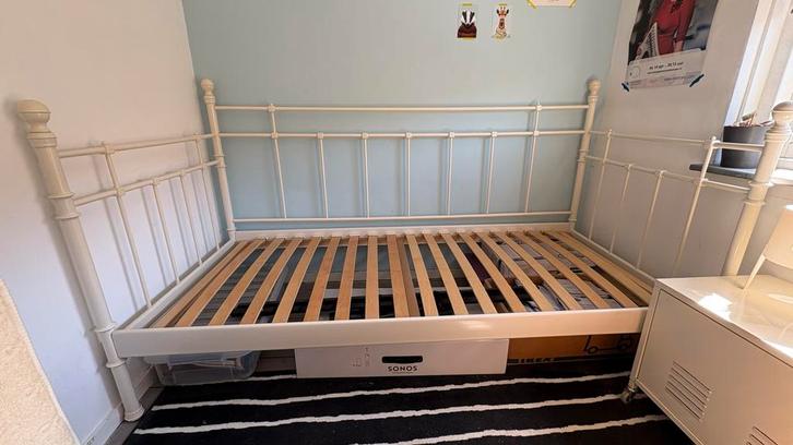 IKEA Tromsnes Bed - Wit Metaal incl. matras, Huis en Inrichting, Slaapkamer | Bedden, Zo goed als nieuw, Eenpersoons, 90 cm, 200 cm