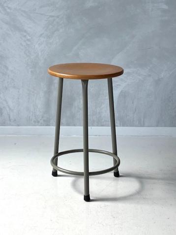 Vintage kruk atelier werkkruk retro krukje industrieel beschikbaar voor biedingen