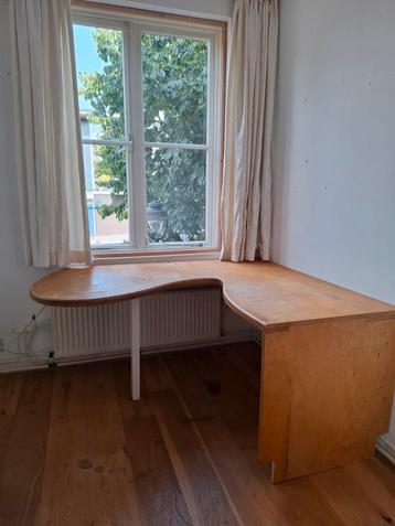 Uniek handgemaakt afgerond hoekbureau massief hout beschikbaar voor biedingen