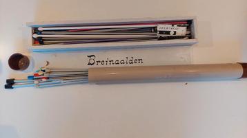 Breinaalden met koker en opbergdoos beschikbaar voor biedingen