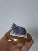 Chartreux poes van kunsthars met plateau en boek 6x10x5cm, Ophalen of Verzenden, Zo goed als nieuw, Dier