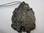 Jade amulet hanger bijzonder vorm donker groen, Sieraden, Tassen en Uiterlijk, Antieke sieraden, Ophalen, Overige materialen, Hanger