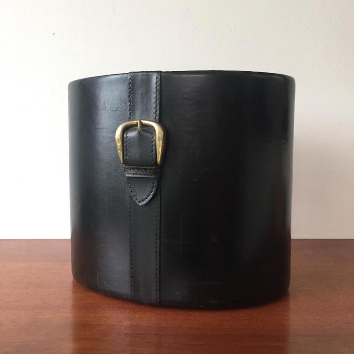 Vintage zwart leren prullenbak met messing gespen Auböck, Huis en Inrichting, Woonaccessoires | Prullenbakken, Gebruikt, Overige materialen