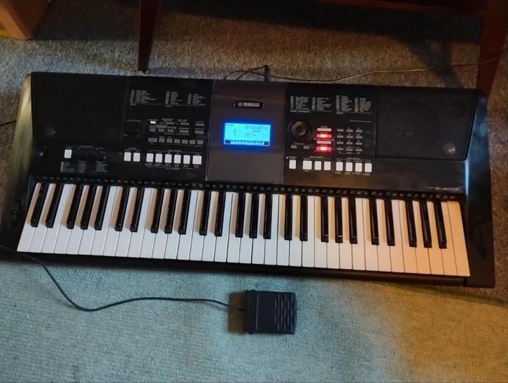 Yamaha PSR E423, Muziek en Instrumenten, Keyboards, Gebruikt, 61 toetsen, Yamaha, Aanslaggevoelig, Met standaard, Ophalen