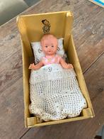 Oud Poppenbedje met Pop, Kinderen en Baby's, Speelgoed | Poppen, Ophalen of Verzenden, Gebruikt, Babypop