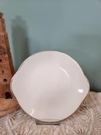 Bordje/schaaltje creme/goud - Gouda Plateelbakkerij, Antiek en Kunst, Antiek | Servies los, Ophalen of Verzenden