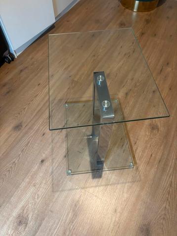 Glazen bijzettafel beschikbaar voor biedingen