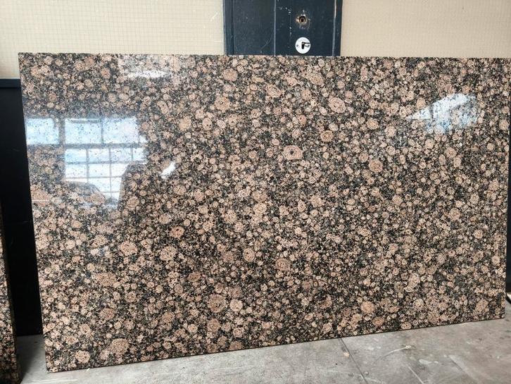 Graniet Baltic Brown – Prachtige platen voor tafel, plateau, Huis en Inrichting, Overige Huis en Inrichting, Zo goed als nieuw