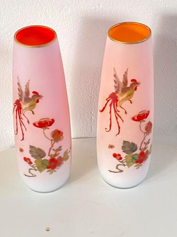 2 Oude Italiaanse vazen van opaline glas.vogel bloem. beschikbaar voor biedingen