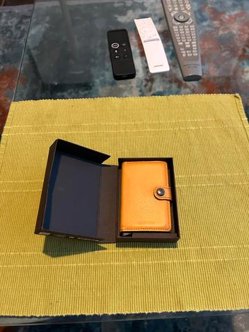 Secrid Cardholder Geel Leer beschikbaar voor biedingen